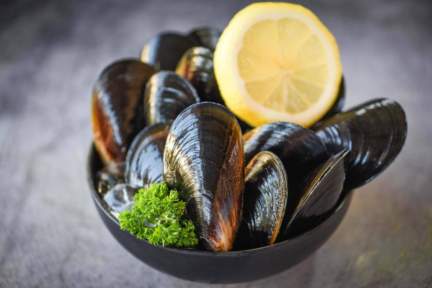 Mussels Served With Slice Of Lemon Wallpaper