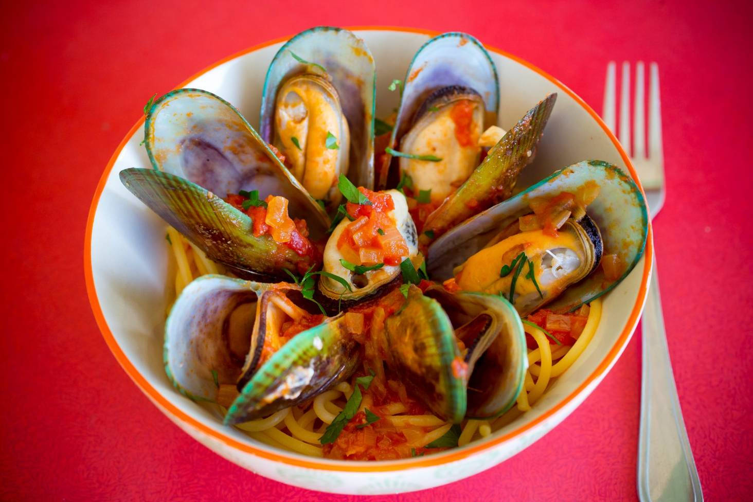 Mussels Spicy Pasta Dish On Bowl Wallpaper