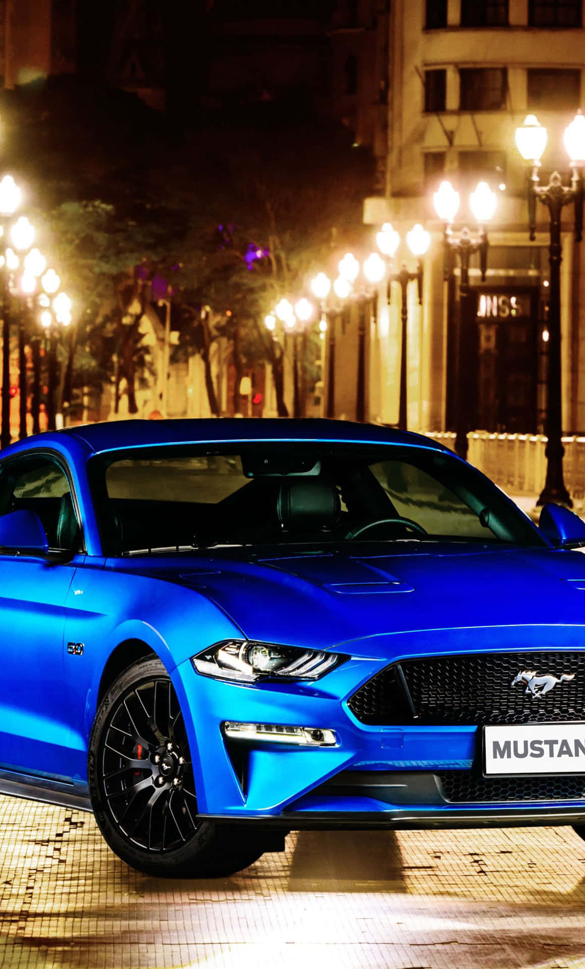 Den blå 2019 Ford Mustang GT er parkeret på en bygade. Wallpaper