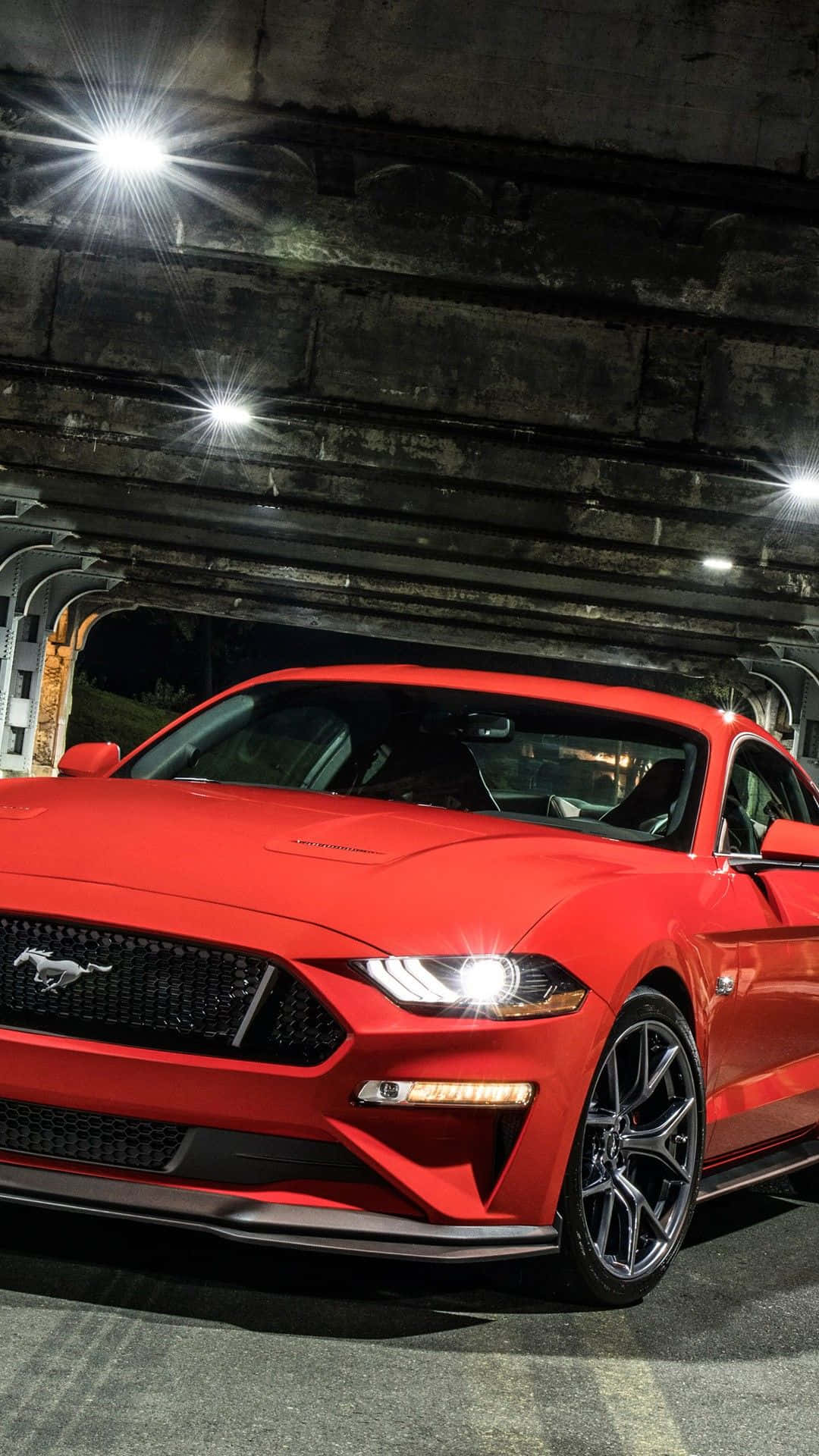Denröda 2019 Ford Mustang Gt Står Parkerad I En Tunnel. Wallpaper