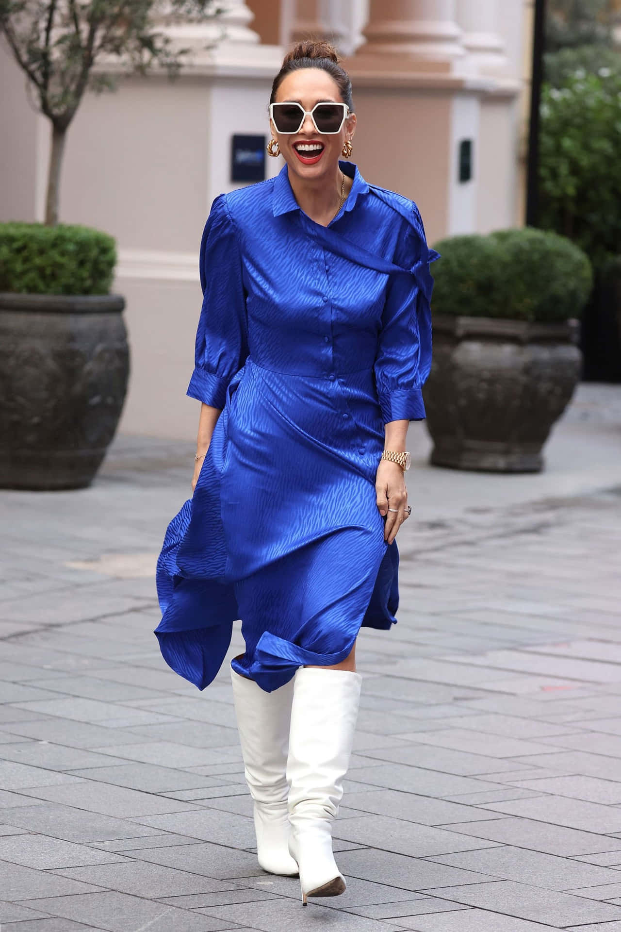 Myleene Klass Blue Dress White Boots Wallpaper