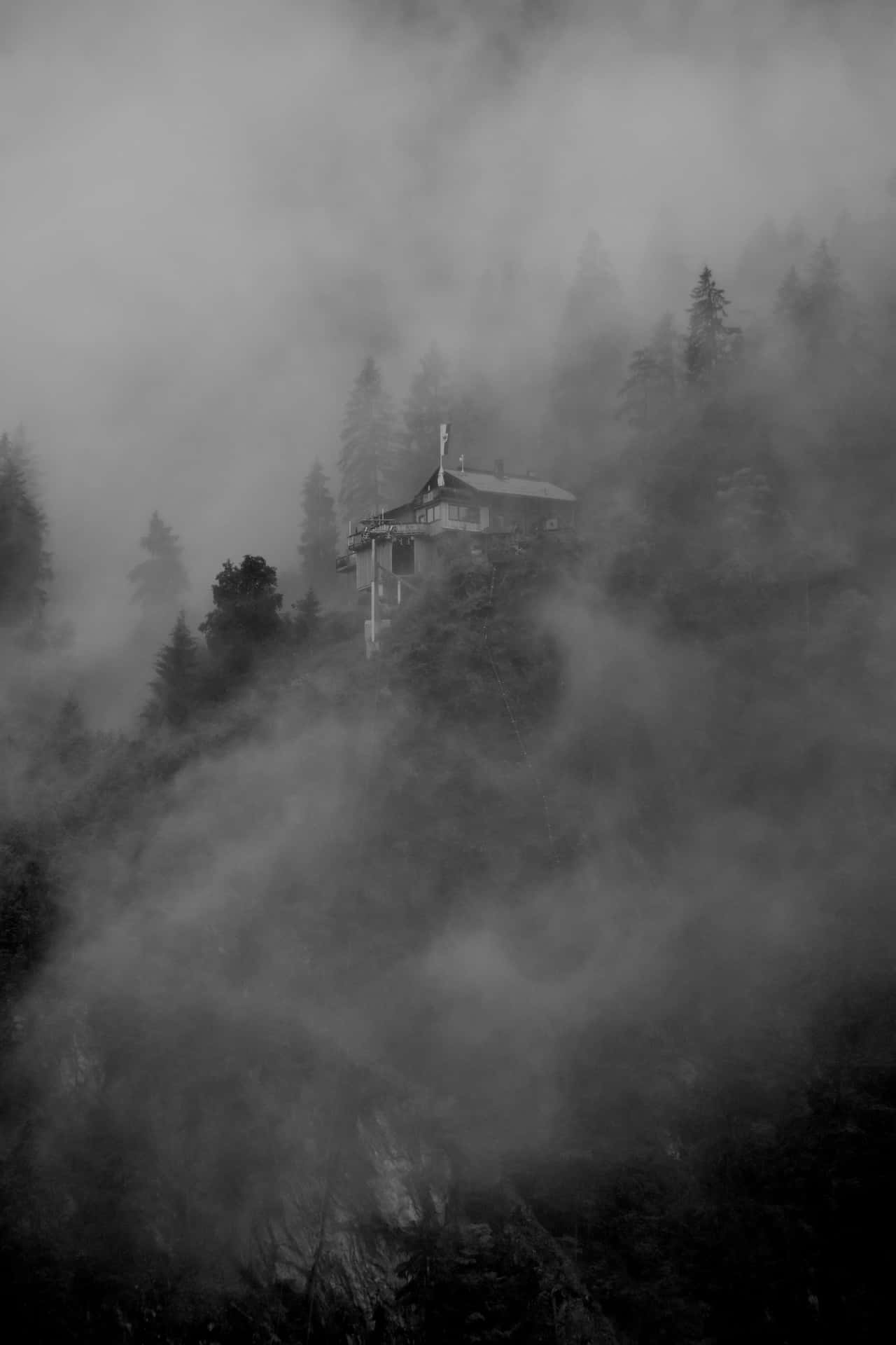 Einhaus Im Nebel Auf Einem Berg