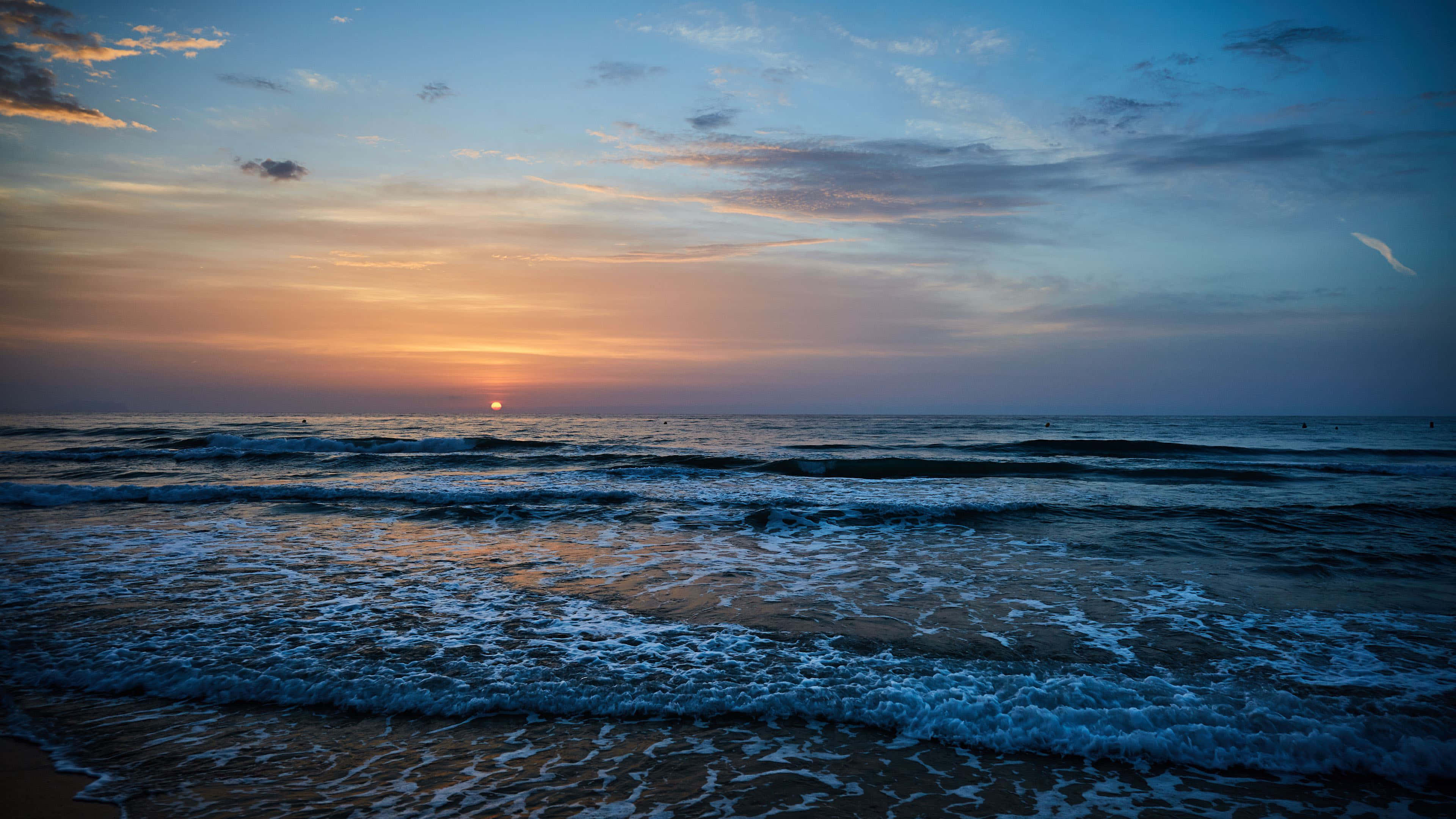 Mystifying 4k Ocean View With Vibrant Sunrise Wallpaper