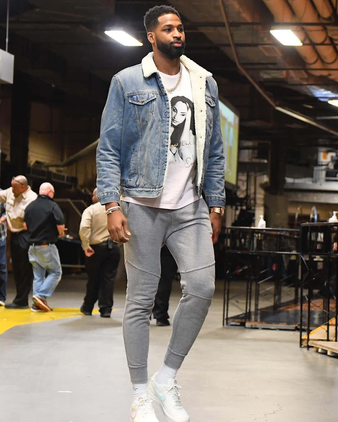 Pemain Nba Gaya Jaket Denim Santai Wallpaper