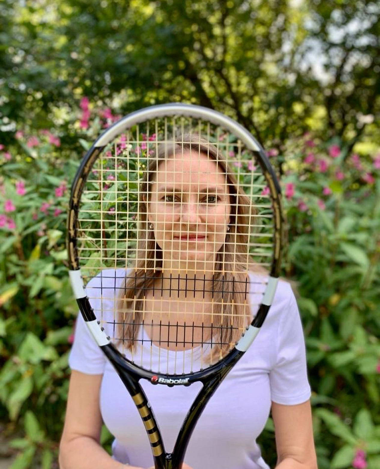 Nadia Petrova ansigt dækket af racket sports tapet Wallpaper