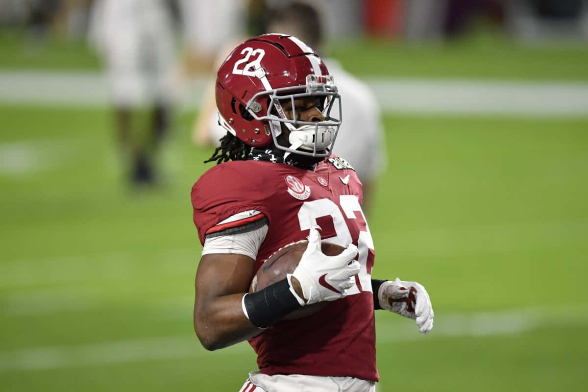 Download Najee Harris Alabama Football Action Wallpaper | Wallpapers.com