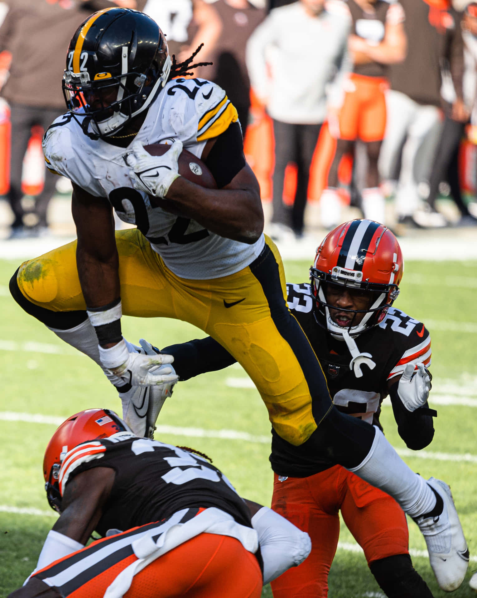 Najee Harris Evading Tackle During Game Wallpaper