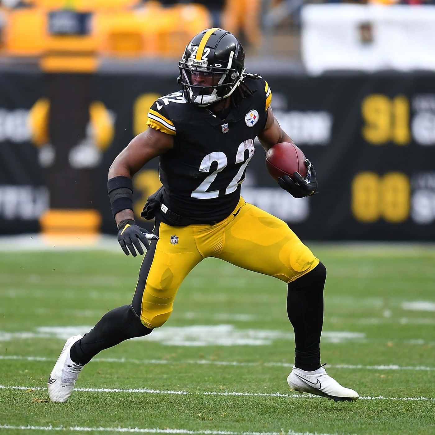 Najee Harris Running Action Pittsburgh Steelers Wallpaper