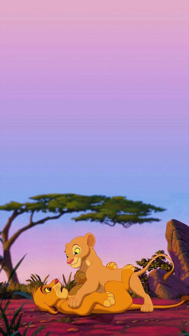 Nala og Simba, det ikoniske duo fra Disney's The Lion King, sejler sammen mod et bagtæppe af en brændt orange himmel. Wallpaper