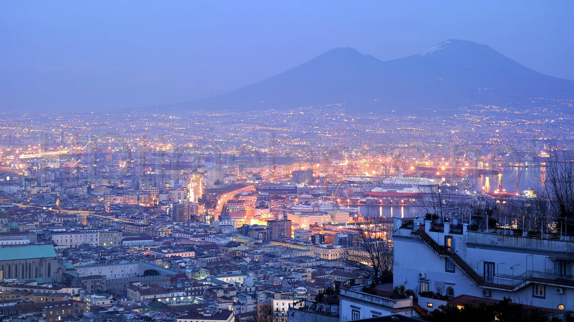 Napoli Città Coperta Nella Nebbia Sfondo