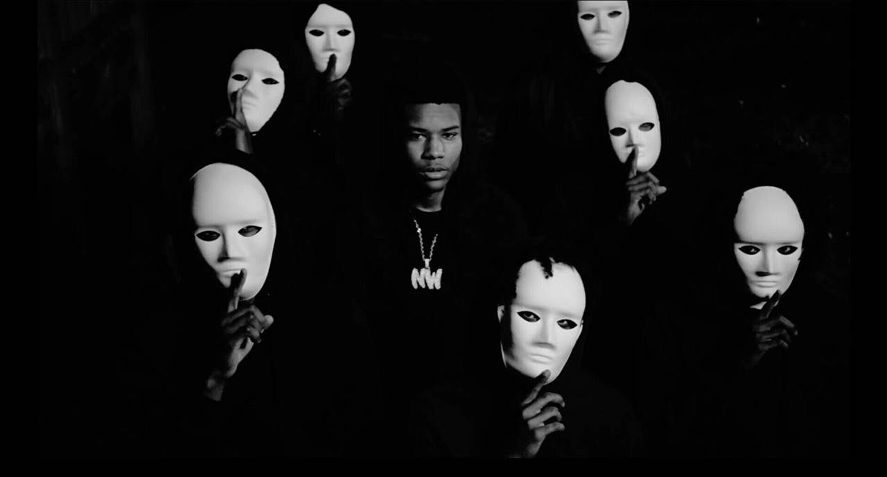 Rapkunstner Nardo Wick med mænd i hvide maske. Wallpaper