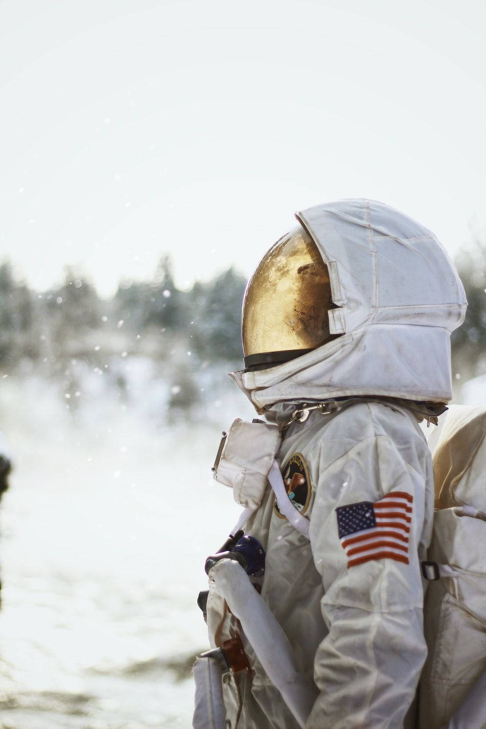 Nasa Iphone Snowing Astronaut Wallpaper