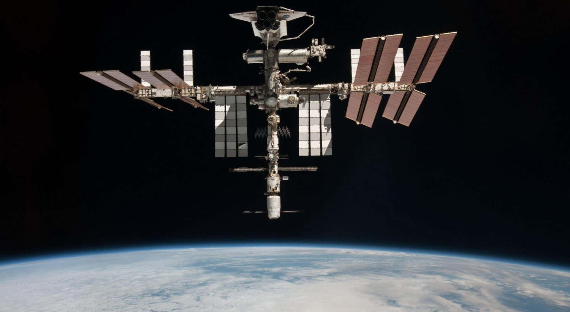 Den internationale rumstation ses fra rummet.
