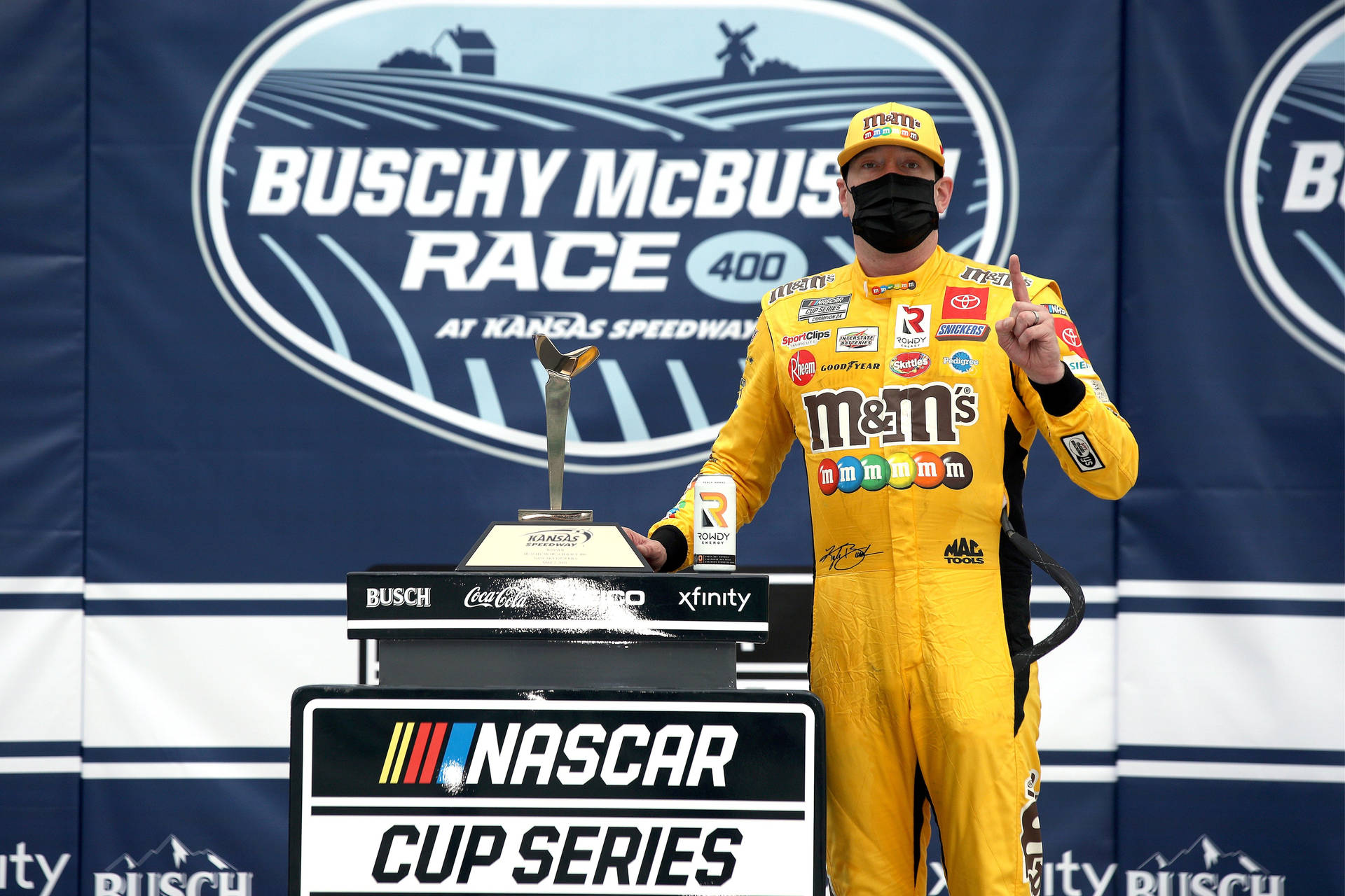 NASCAR-mesteren Kyle Busch leverer et fantastisk adrenalinpumpende tema til denne tapet. Wallpaper