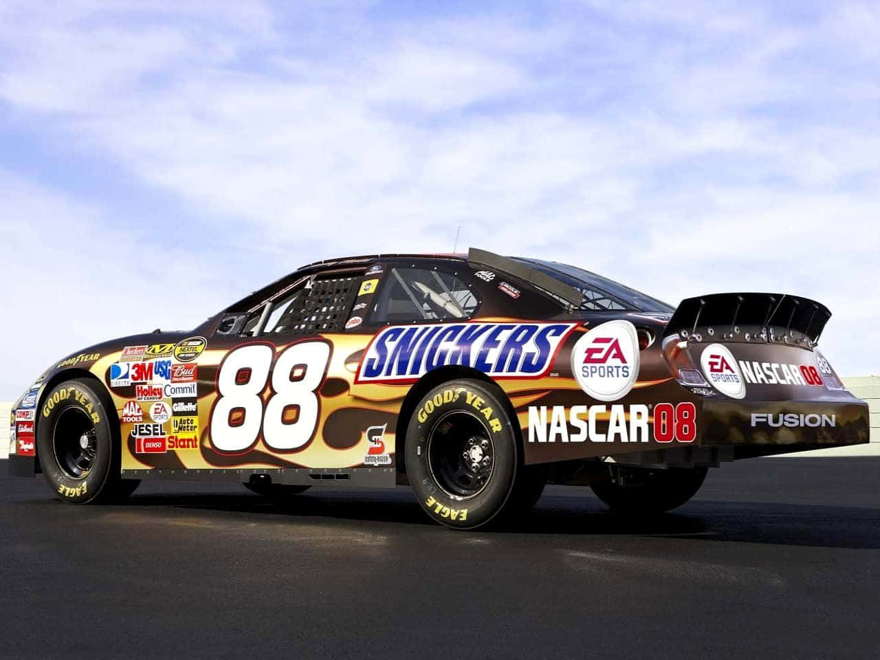 Et NASCAR-bil kører på en bane omgivet af palmer Wallpaper