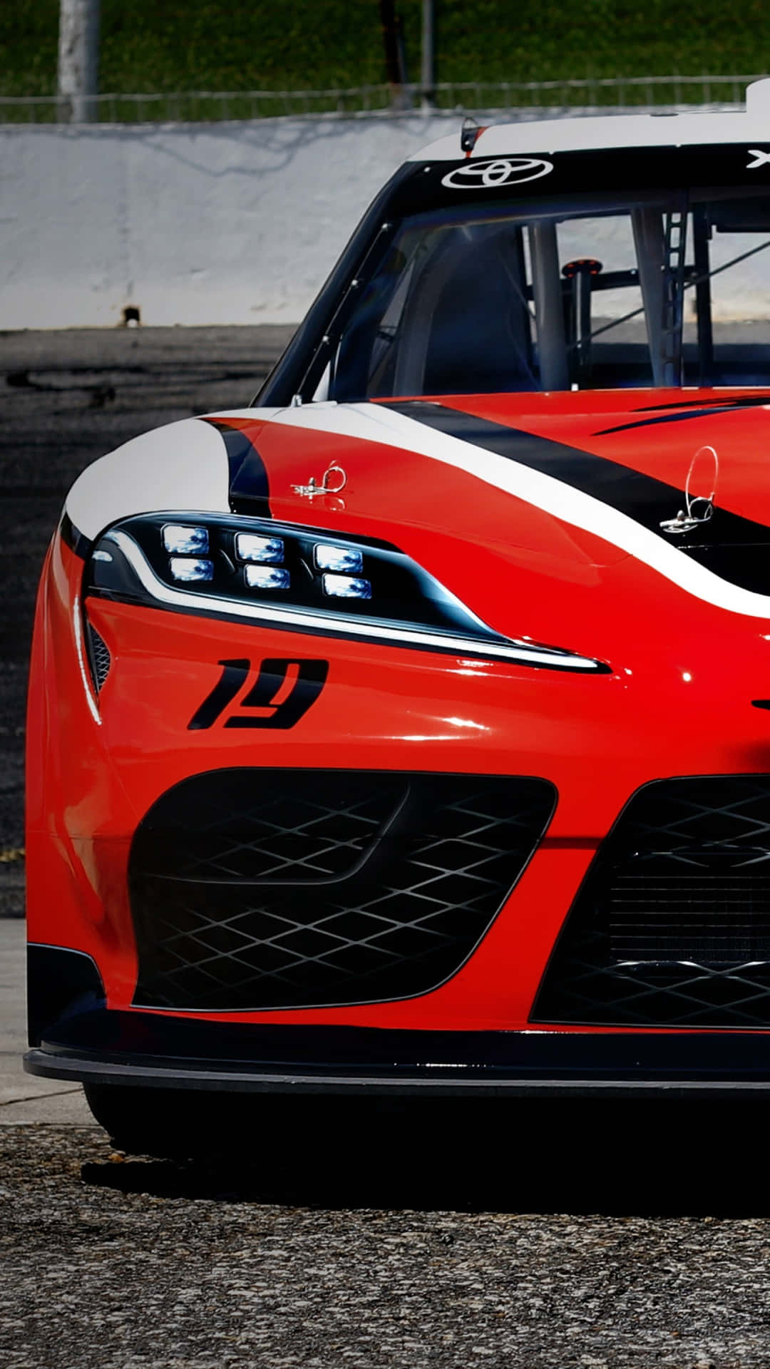 Paul Menards NASCAR Monster Energy Cup-seriens Chevrolet træder ind i sving 1 på Martinsville Speedway. Wallpaper