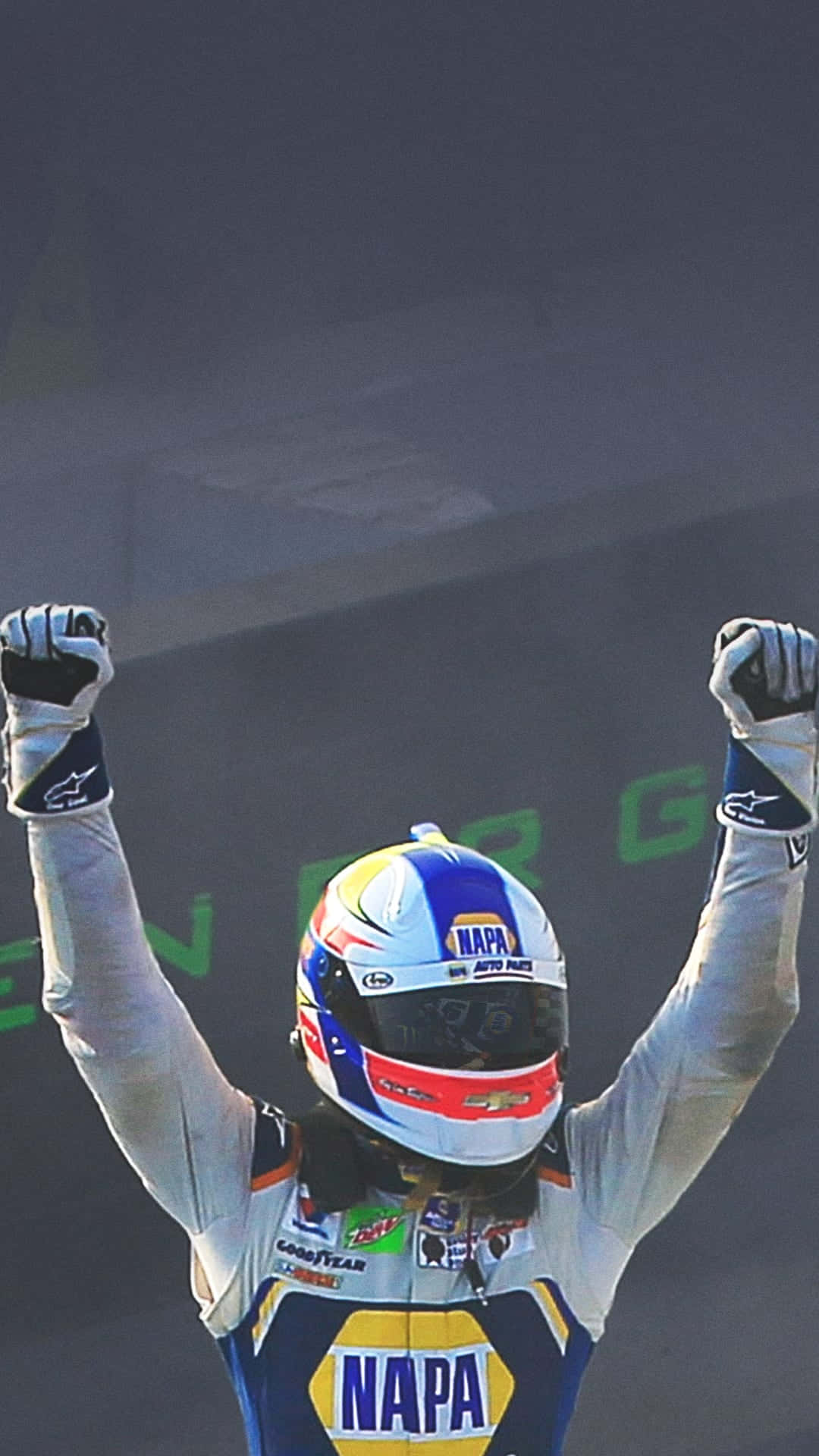 En mand i en racebil fejrer en sejr broderet på blå silke. Wallpaper