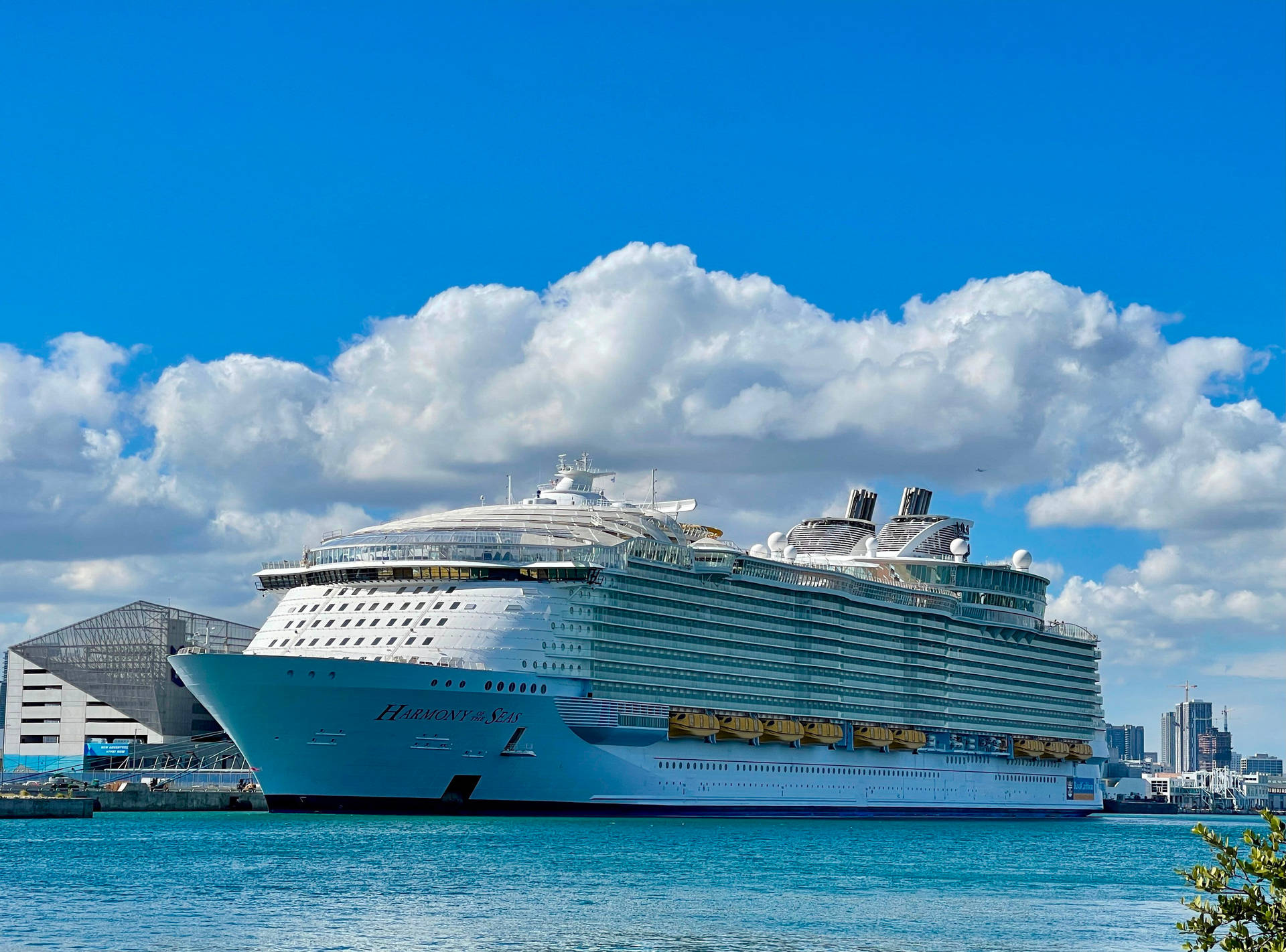 Nassau Bahamas Large White Cruise Ship Wallpaper