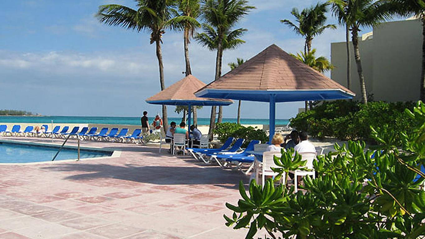 Nassau Bahamas Pool Near Beach Wallpaper