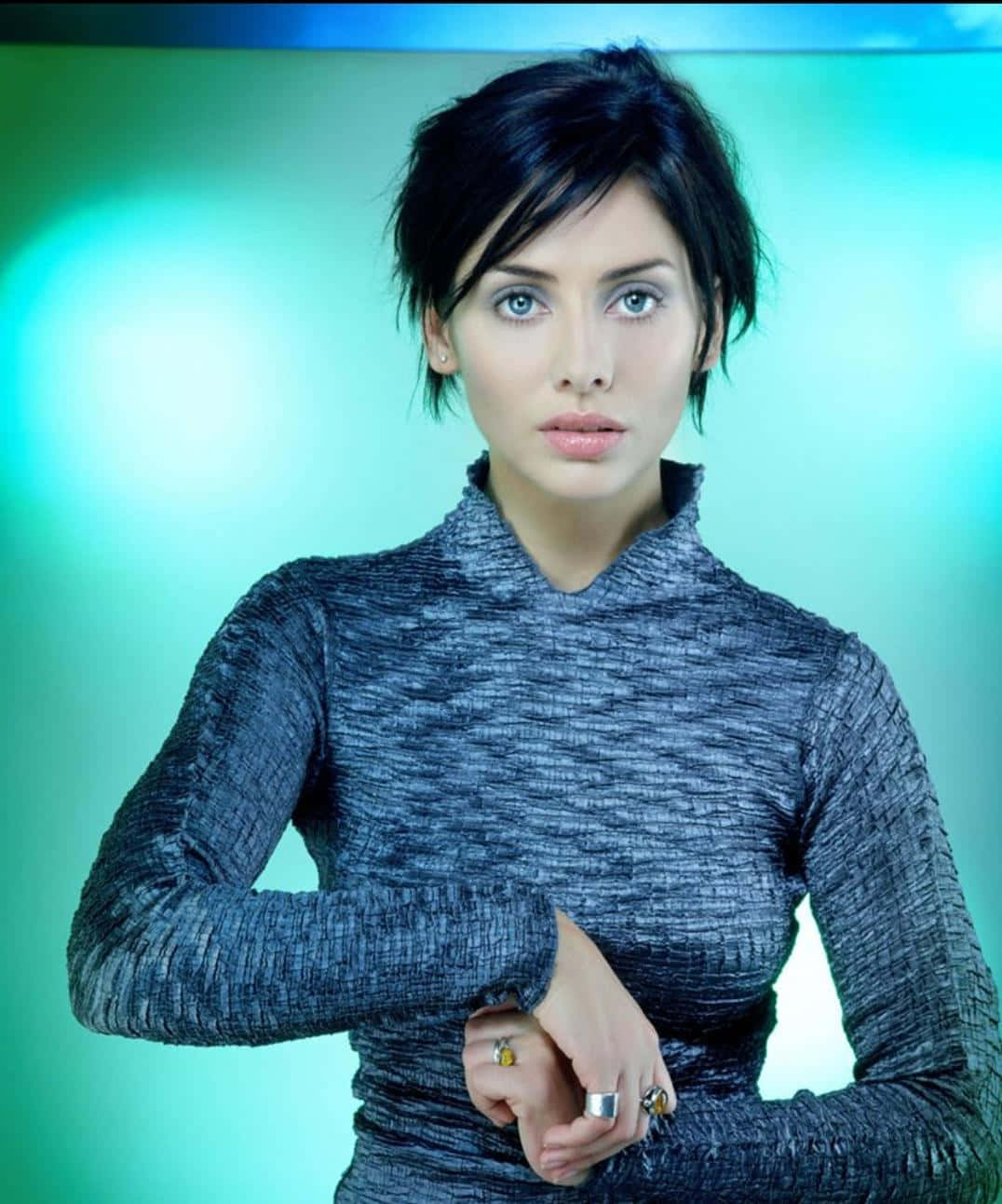 Download Natalie Imbruglia Blue Backdrop Wallpaper | Wallpapers.com