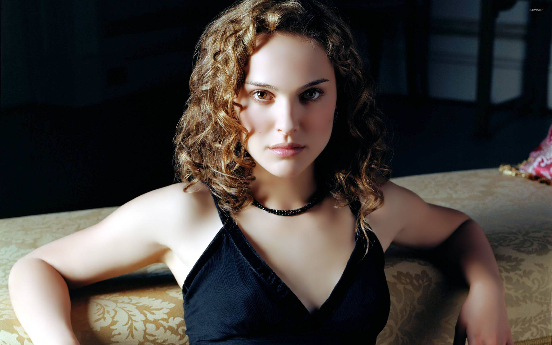 Natalie Portman In A Curly Blonde Hair Picture