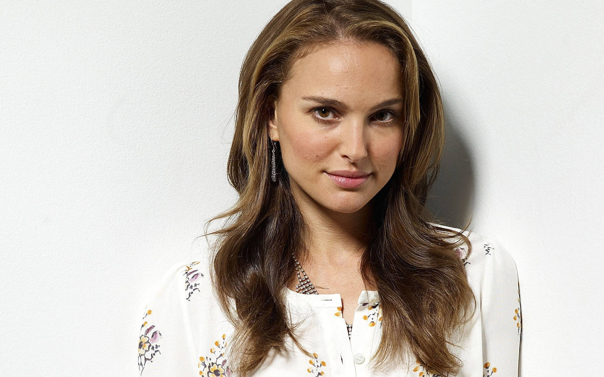 Natalie Portman In White Long Sleeve Picture