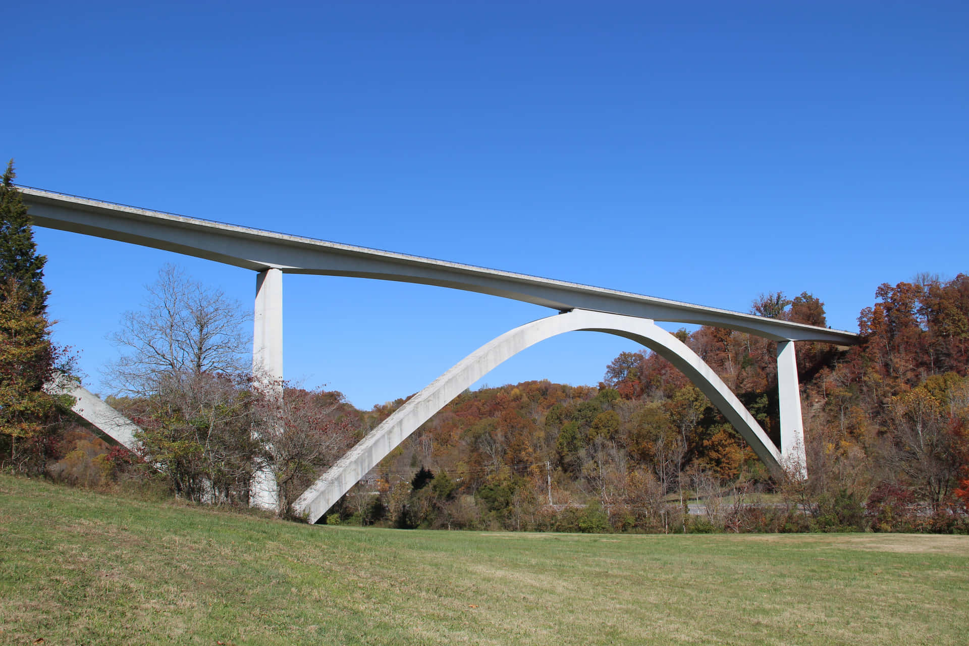 The Historic Natchez Trace Parkway Bridge in Mississippi Wallpaper