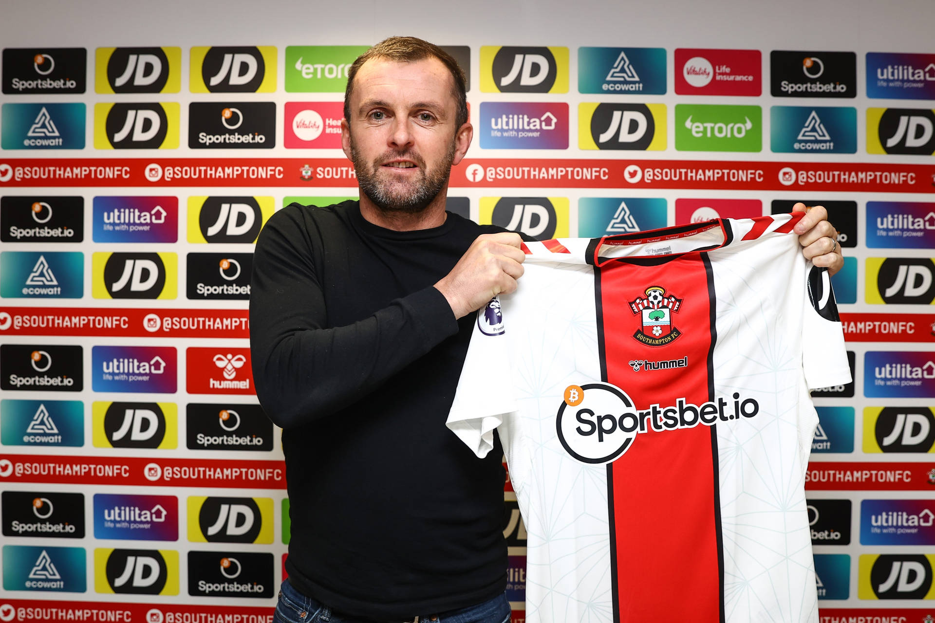 Nathanjones För Southampton Fc Would Be Translated To Nathan Jones För Southampton Fc. The Swedish Translation Would Remain The Same As There Aren't Any Specific Swedish Terms Used For Computer Or Mobile Wallpaper Or Football Club Names. Wallpaper