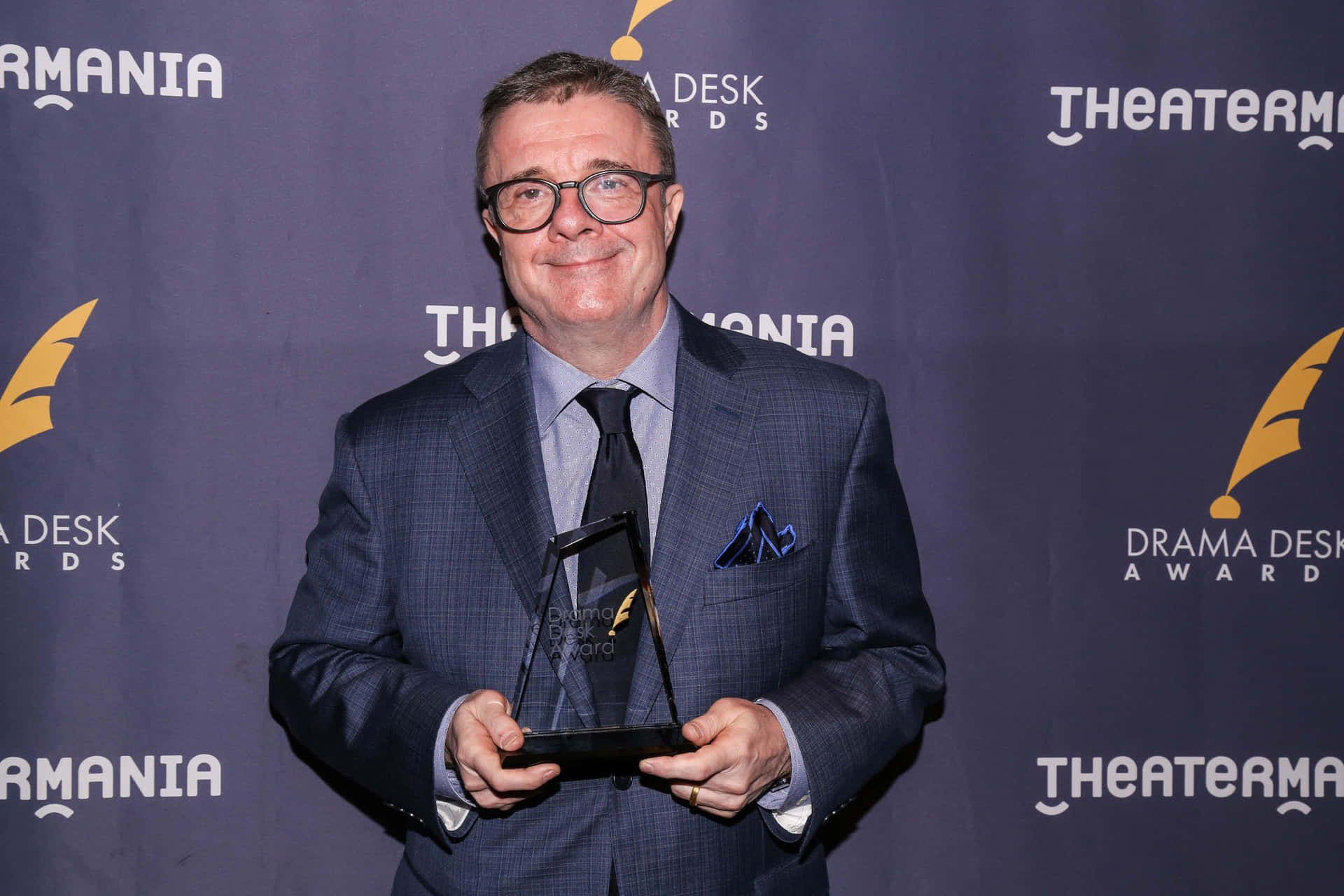 Actornathan Lane, Known For His Comedic Timing And Versatile Acting Skills, Has Established Himself As One Of The Most Respected Figures In The Entertainment Industry. His Ability To Captivate Audiences With His Charismatic Performances Has Made Him A Beloved And Sought-after Actor In Both Theater And Film. With His Signature Wit And Charm, Nathan Lane Continues To Leave A Lasting Impression On His Fans Worldwide. Fondo de pantalla