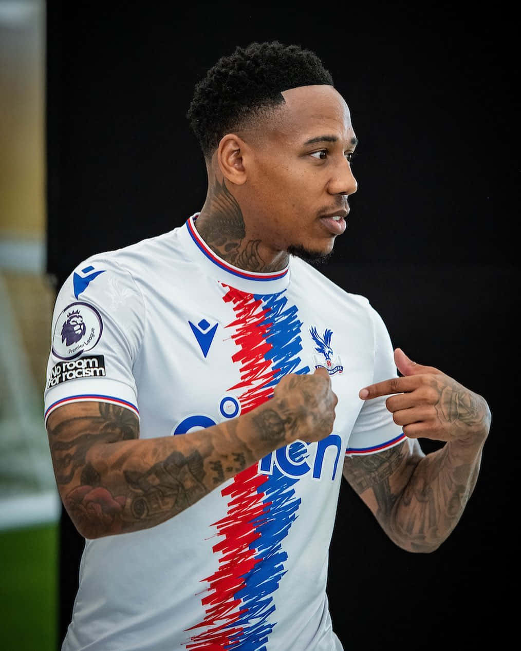 Nathaniel Clyne Pointing To Himself Wallpaper