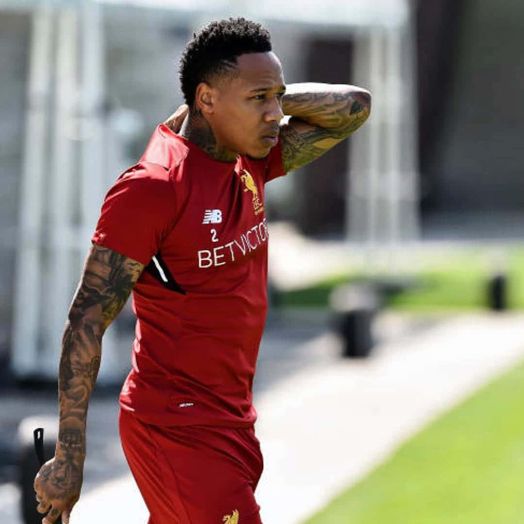 Nathanielclyne Kliar Sig På Ryggen (computer Or Mobile Wallpaper Featuring Nathaniel Clyne Scratching His Back) Wallpaper