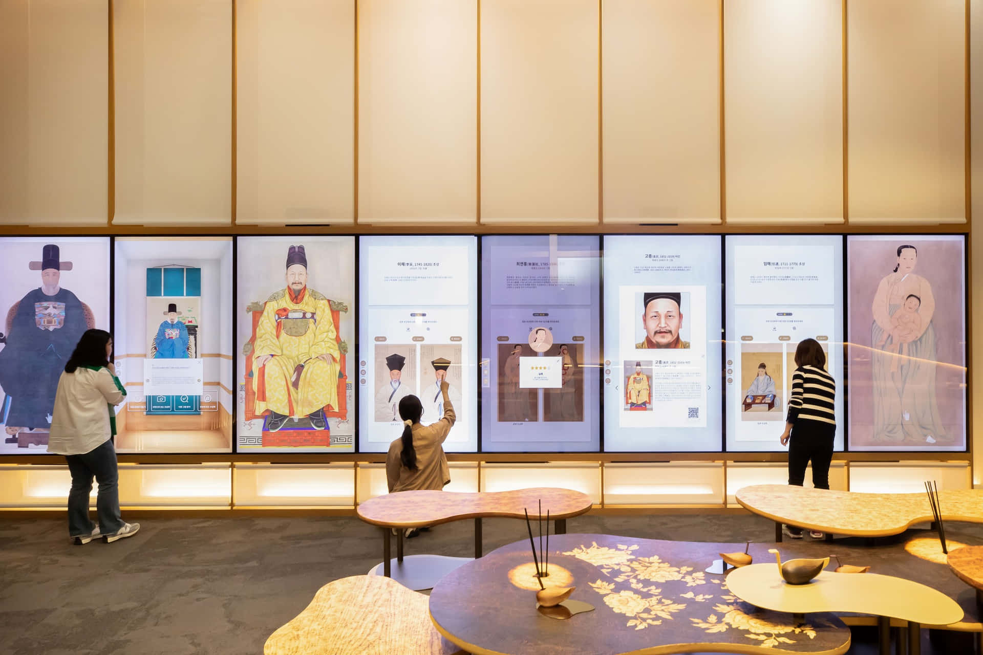 National Museumof Korea Exhibit Interaction Wallpaper