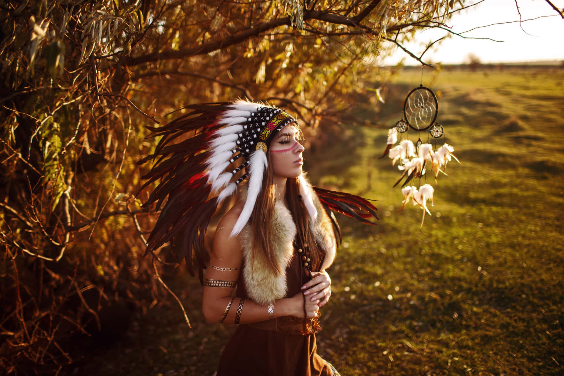 Einstolz Stehender Amerikanischer Ureinwohner, Gekleidet In Traditioneller Kleidung. Wallpaper