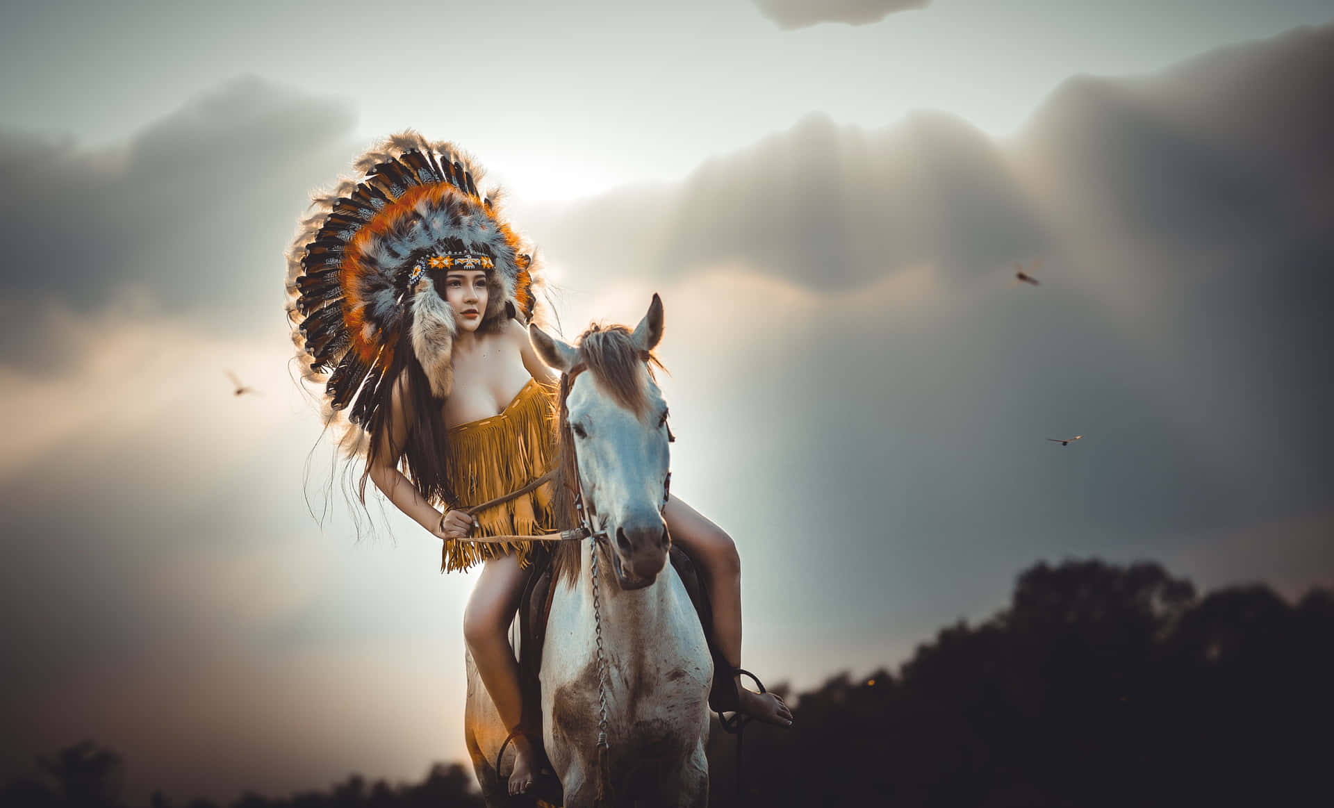 Einefrau Mit Indianischer Kopfbedeckung Reitet Auf Einem Pferd. Wallpaper
