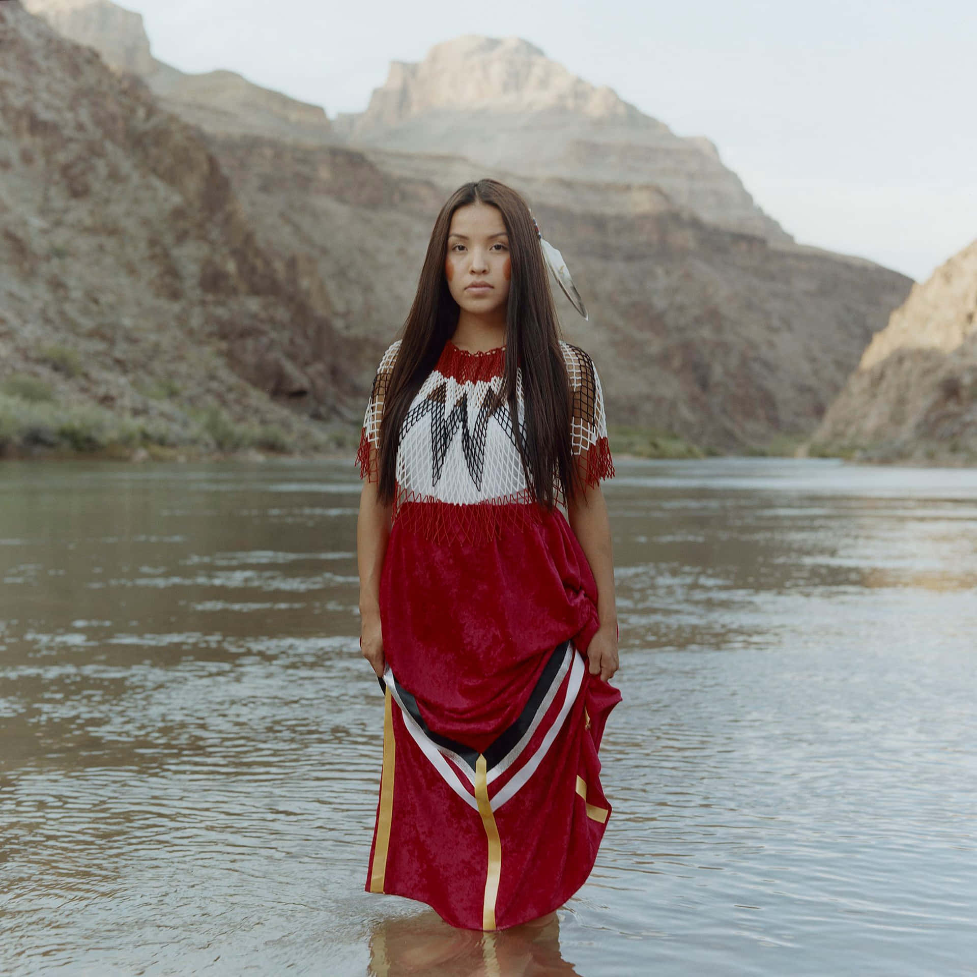 Fotosde Una Mujer Nativa Americana Junto Al Lago