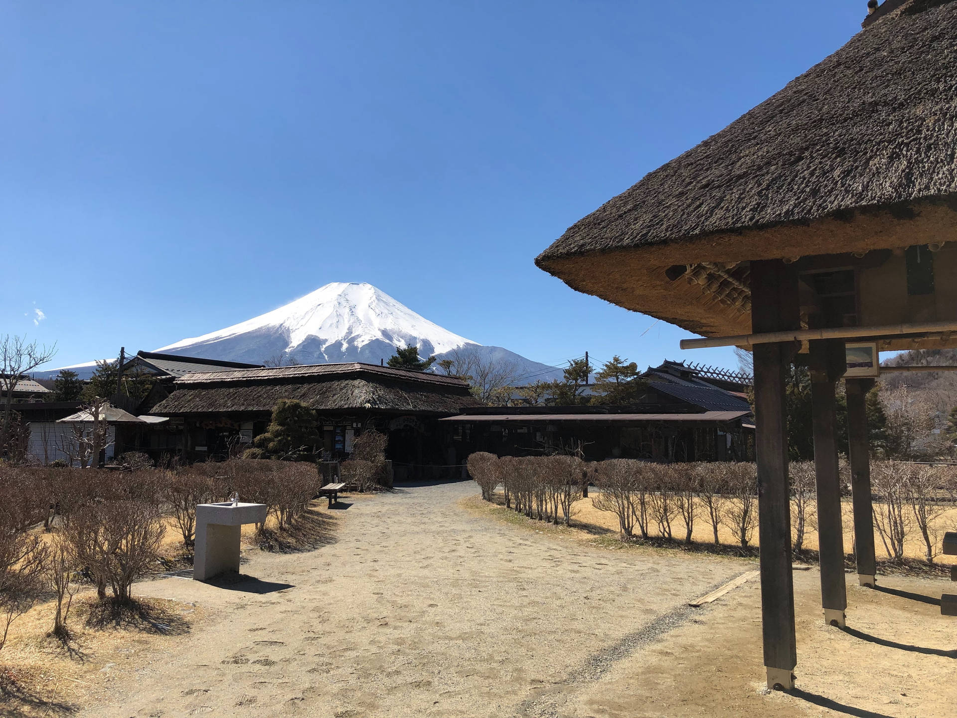 Indfødte Hytter Og Mount Fuji Wallpaper