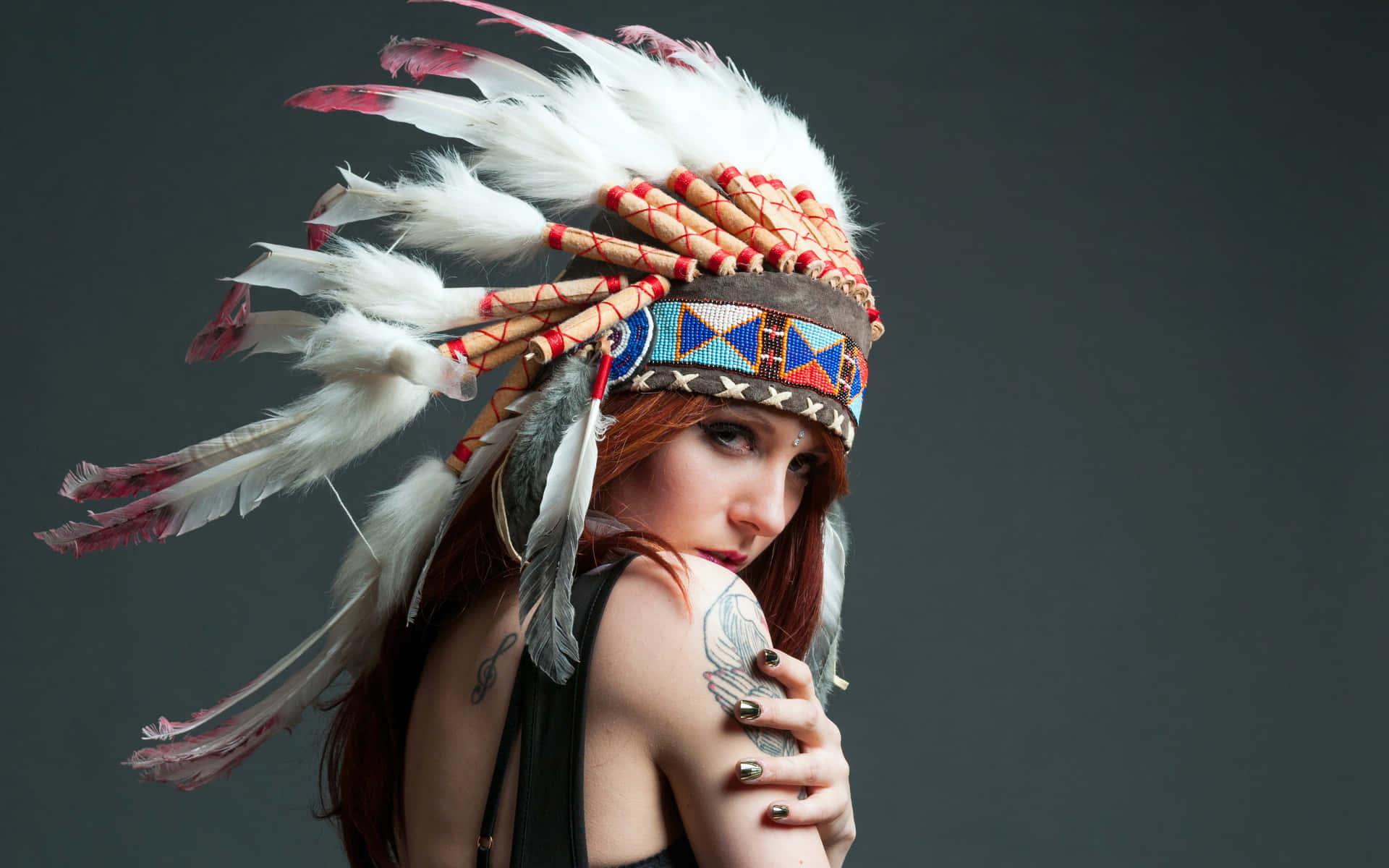 Native Tribal Model Looking Back Wallpaper