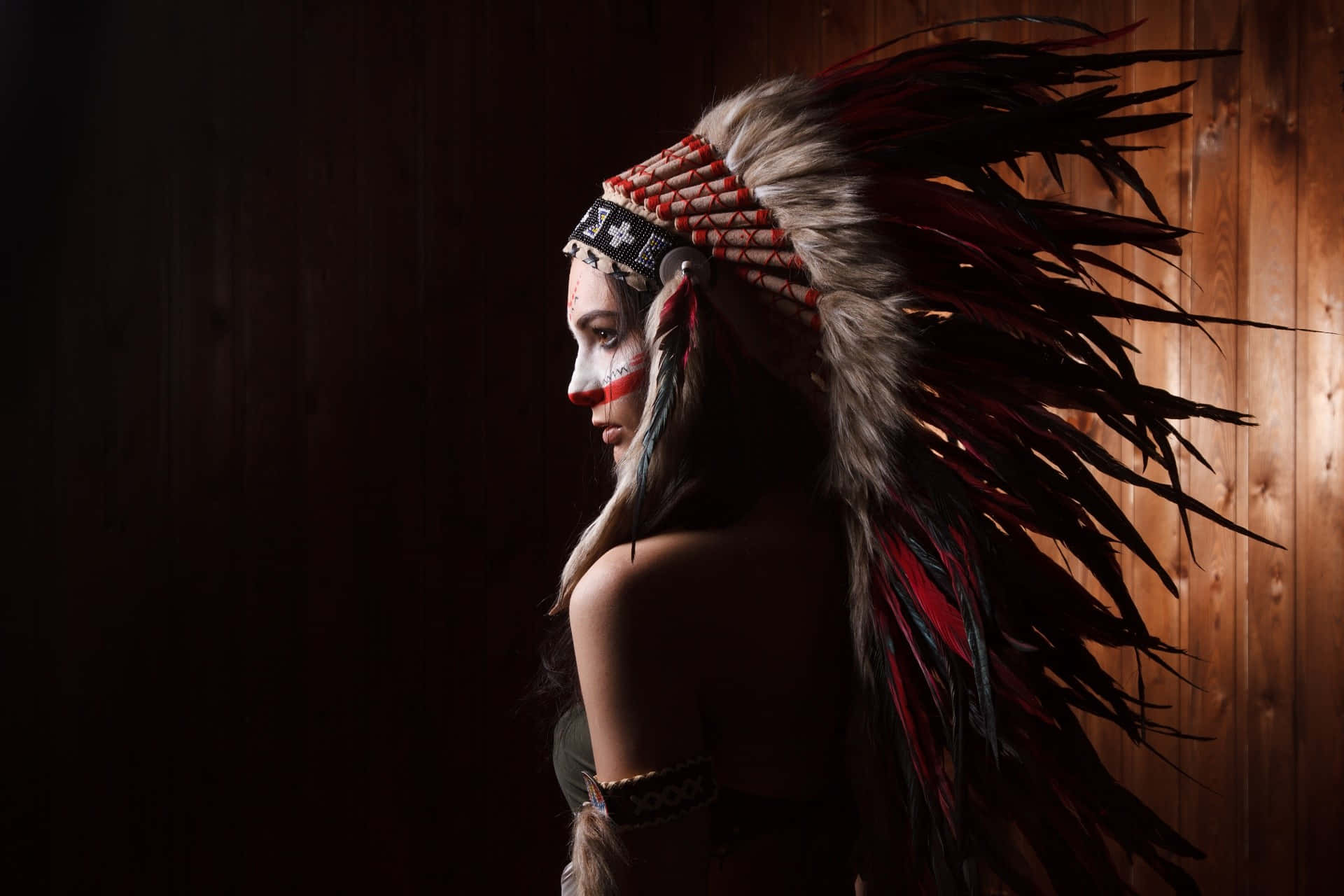 Enkvinna I En Amerikansk Indianfjäderkrans Wallpaper