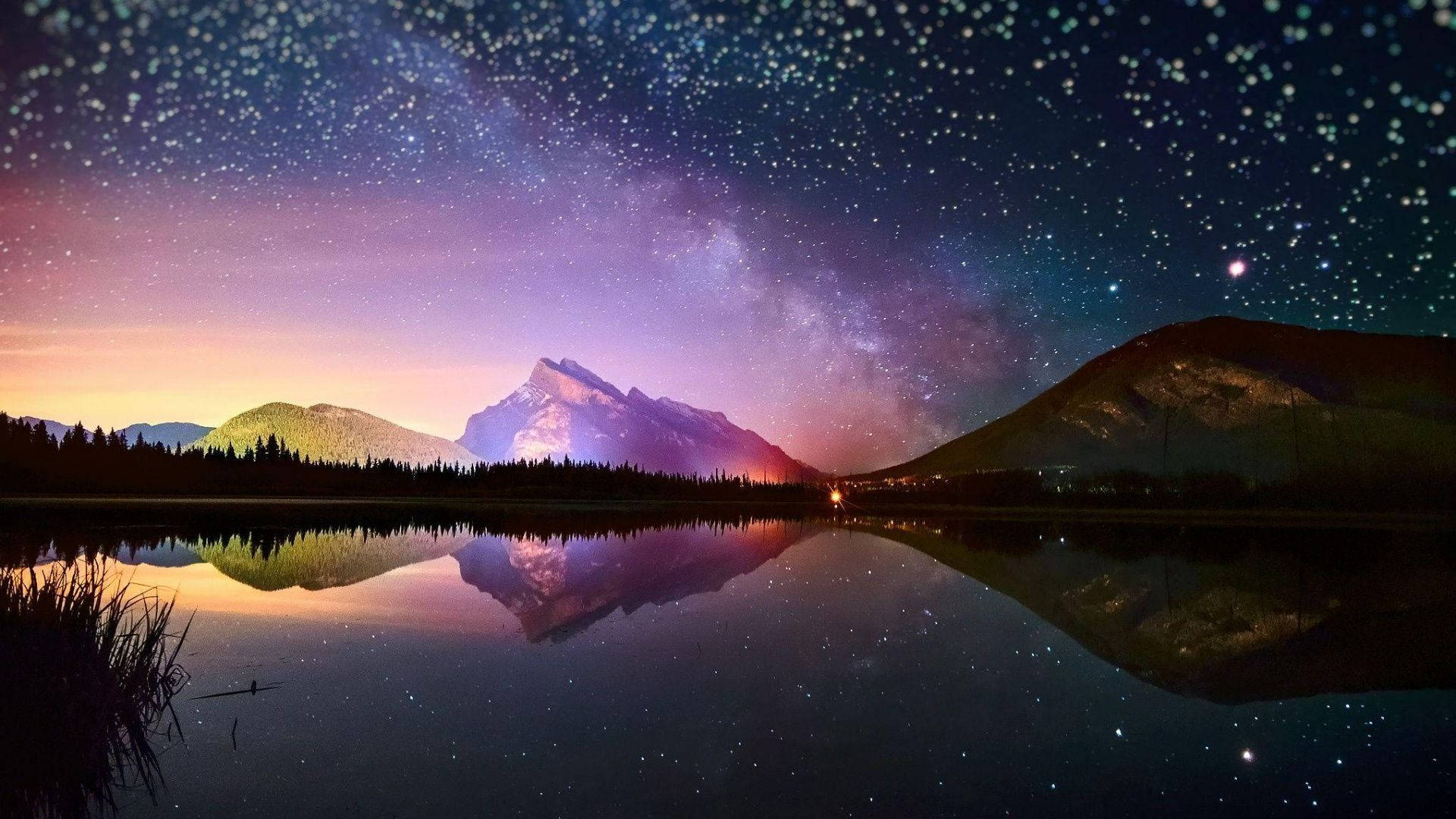 Lagonatural Y Montañas Con Cielo Estrellado. Fondo de pantalla