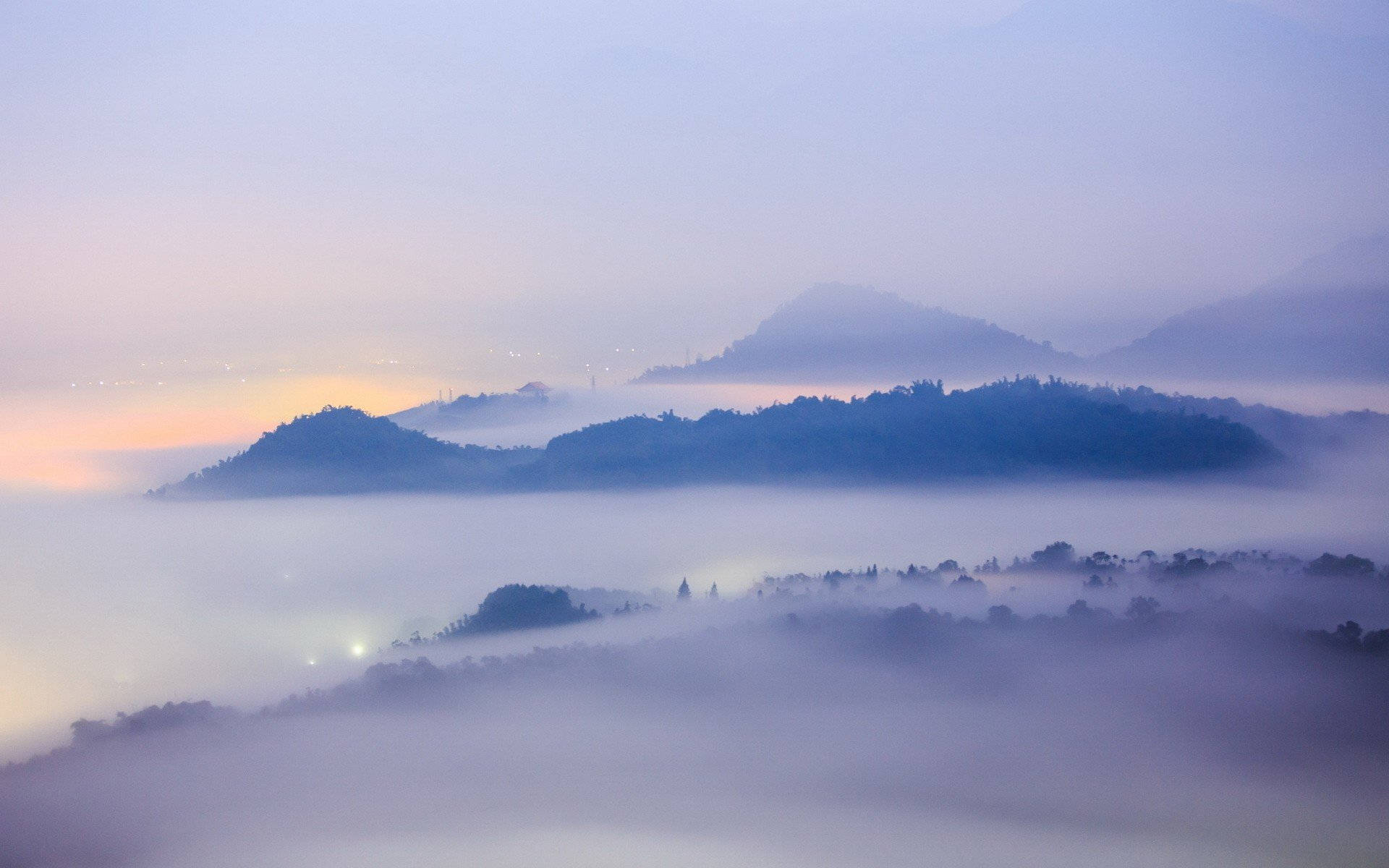Naturlig tåge ovenover bjerge Wallpaper