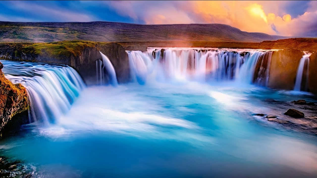 Einwasserfall In Island Bei Sonnenuntergang