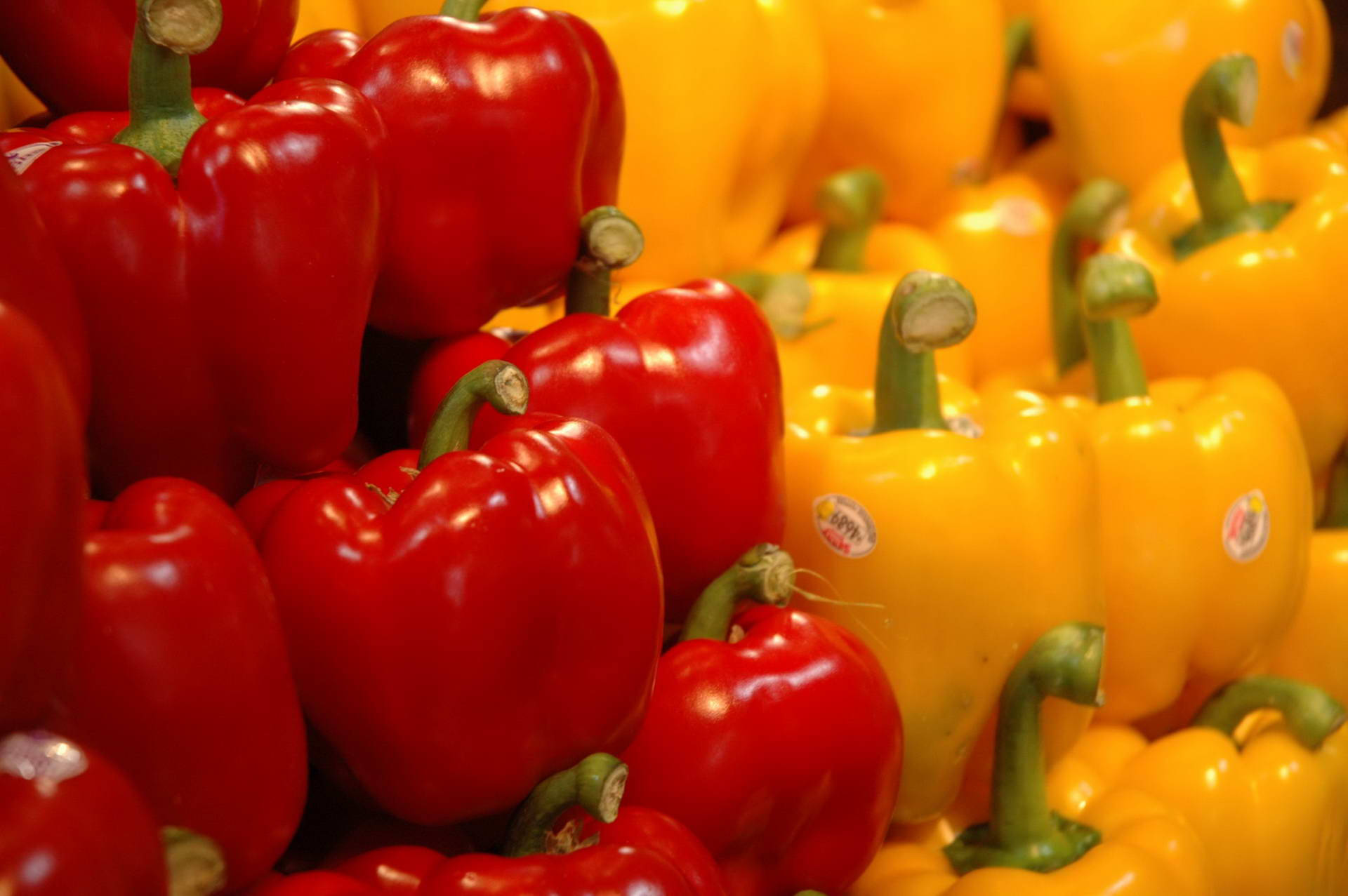 Natural Red And Yellow Capsicum Fruits Close Up Shot Wallpaper