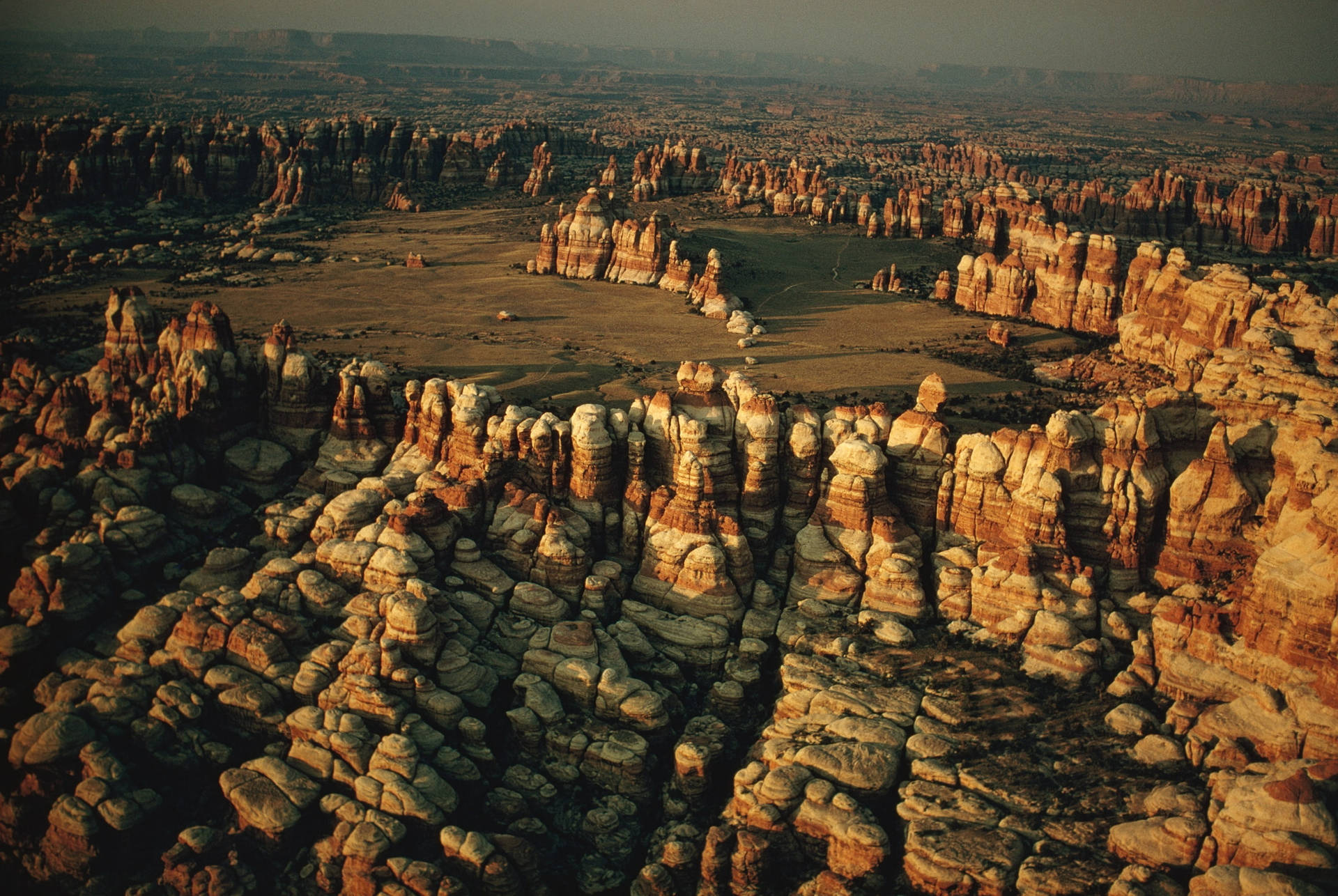 Formacionesrocosas Naturales En El Parque Nacional De Canyonlands. Fondo de pantalla