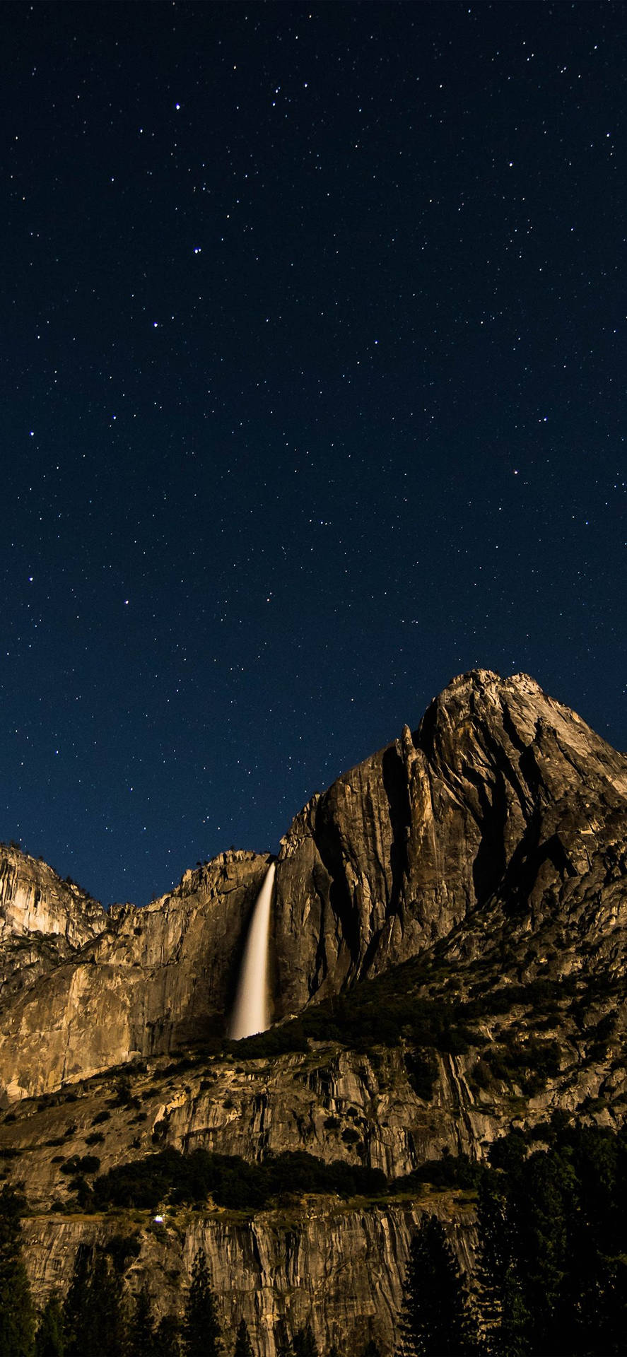 Naturligt vandfald fra bjerg nat himmel Wallpaper