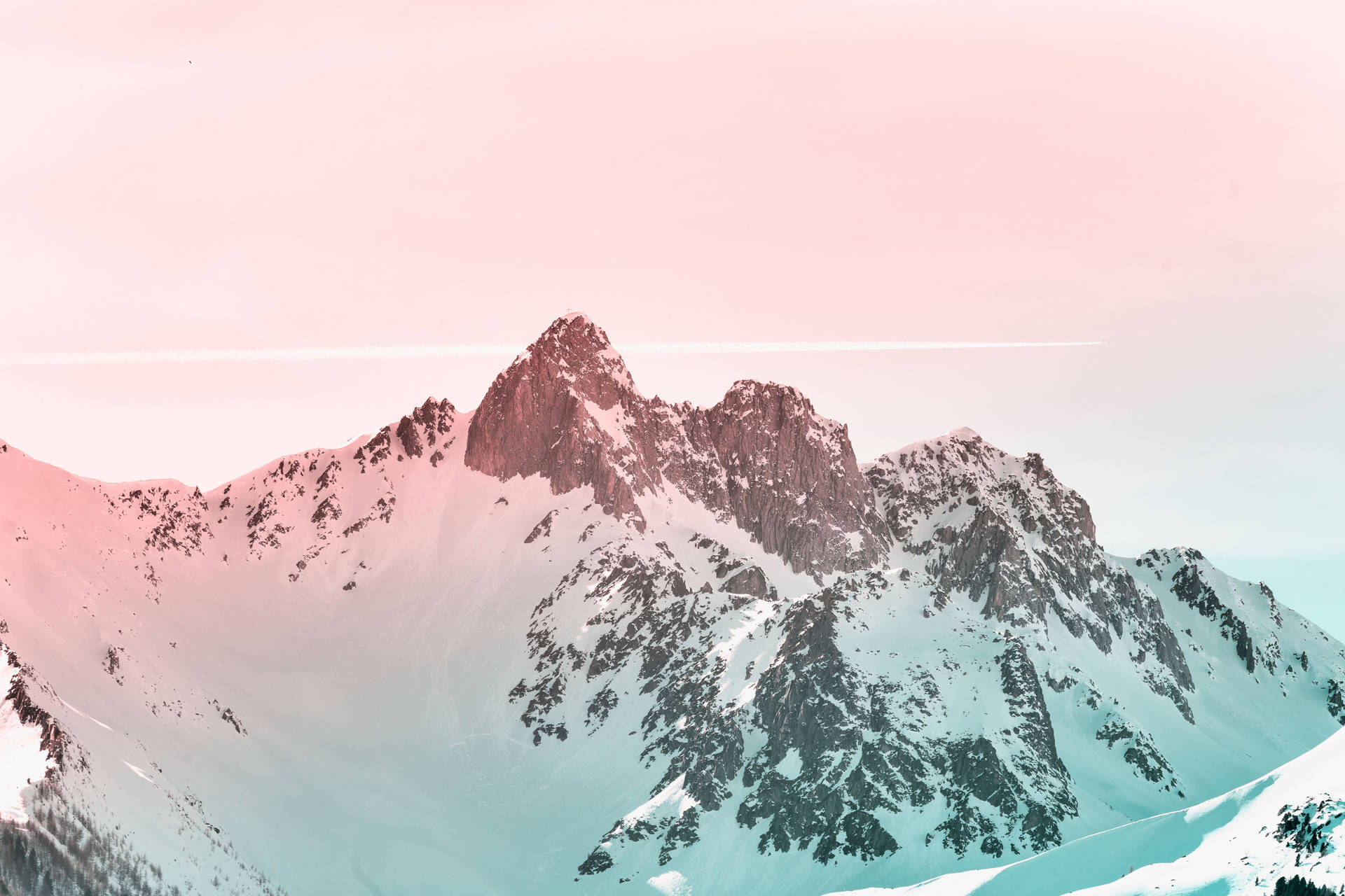 En bjergkæde med en lyserød himmel og sneklædte tinder Wallpaper