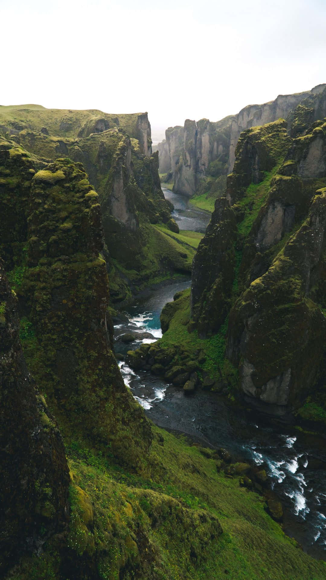 Grünerfjadrargljufur Canyon Aus Großer Höhe Aufgenommen - Naturästhetisches Handyhintergrundbild Wallpaper