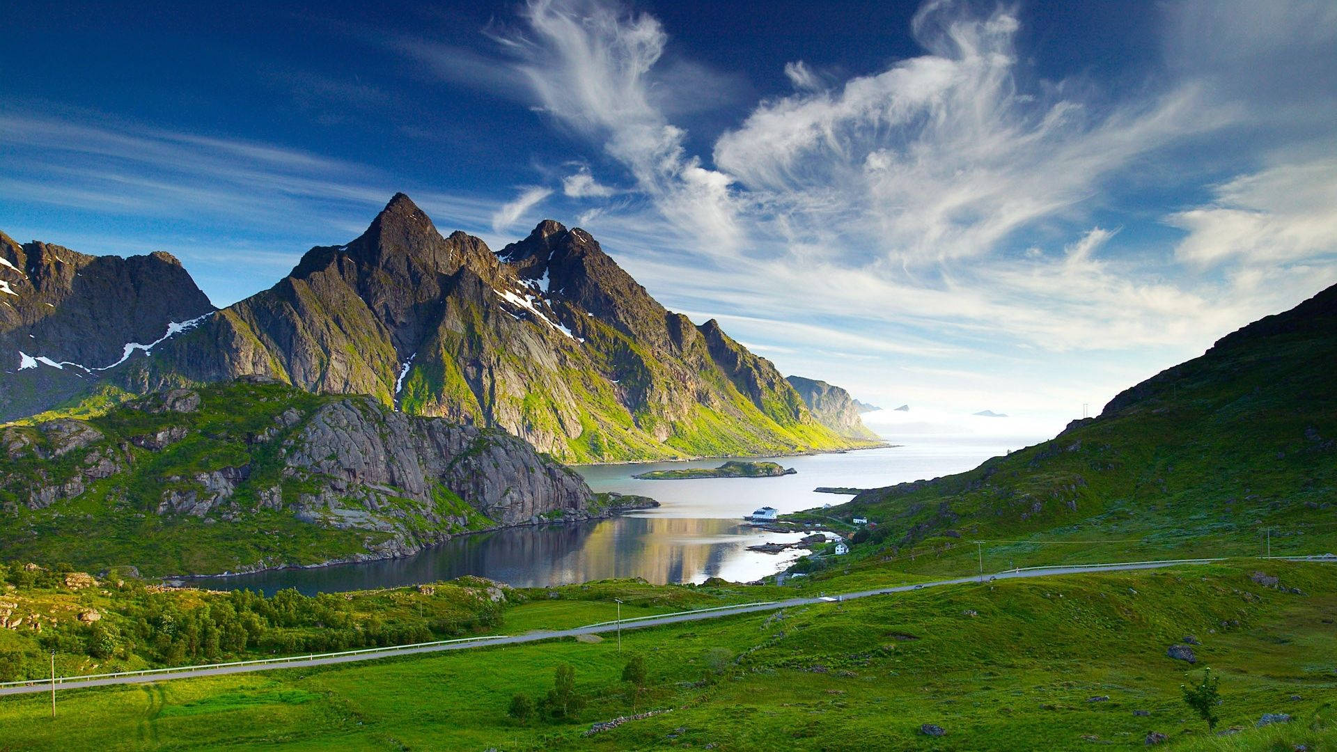 Majestic Mountain Landscape in Alaska Wallpaper