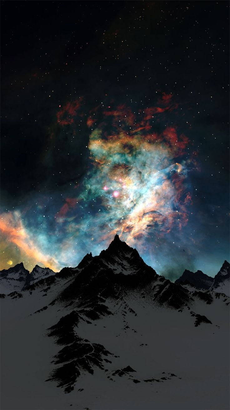 Teléfonode Naturaleza Nocturna Con Montañas Y Nebulosa. Fondo de pantalla