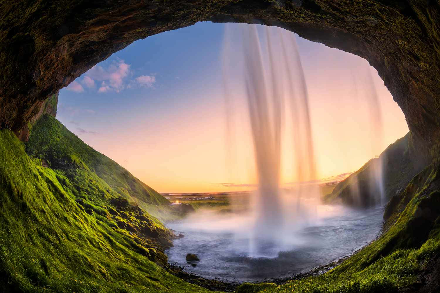 Wasserfallin Einer Höhle Naturbild