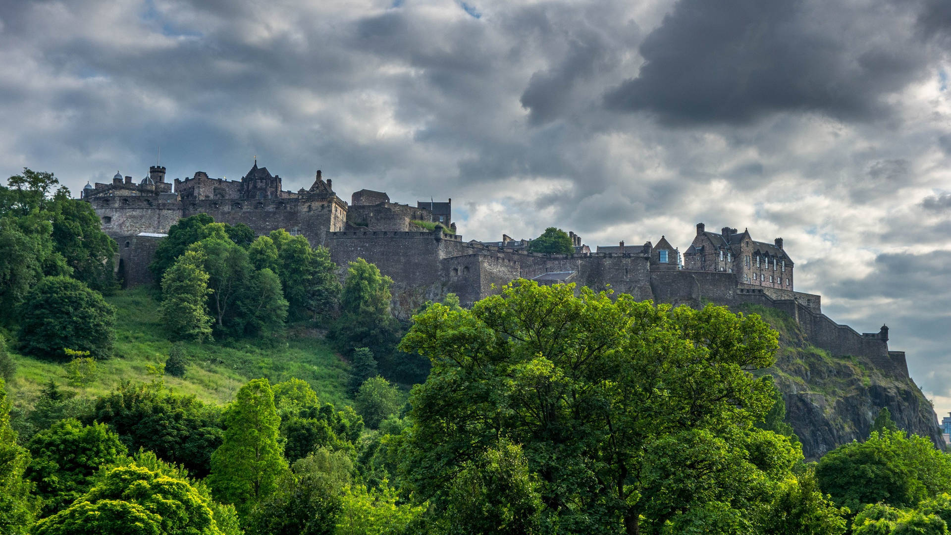 Paisajesnaturales Que Rodean El Castillo De Edimburgo. Fondo de pantalla